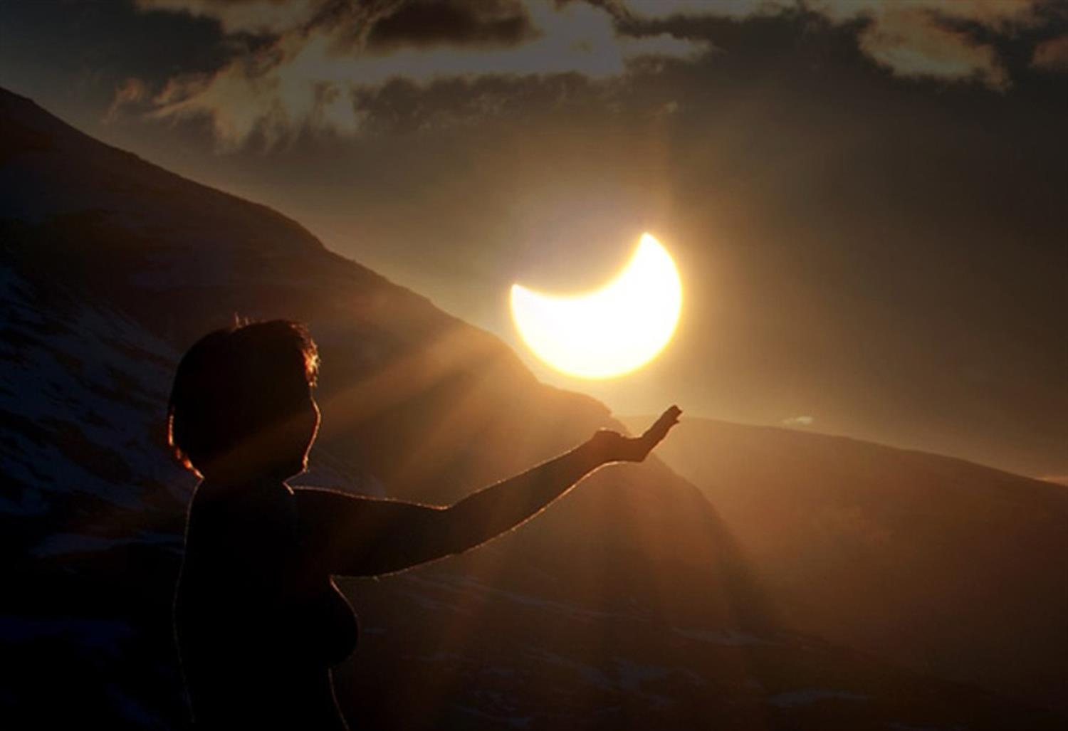 Солнечное затмение 8 апреля как влияет. Солнце и Луна. Солнечное затмение. Затмение человек. Люди наблюдающие затмение.