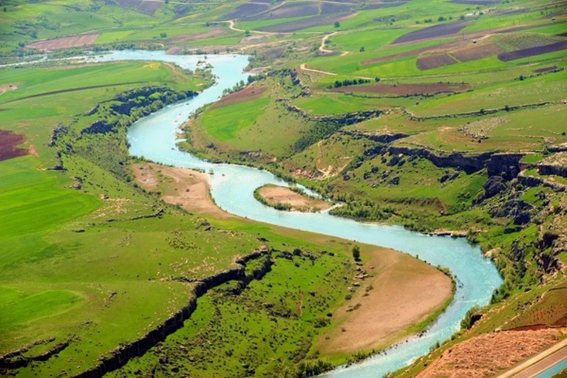 The river flows through 3 different countries and 2 deserts